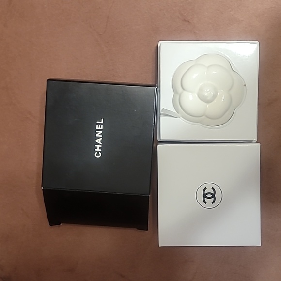 Ceramic Chanel flower NIB - Picture 5 of 5